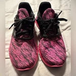 Under armour kids girls pink & black running shoes/sneakers size 4.5 stylish